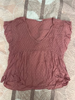 Blusa rosa con detalles brillantes