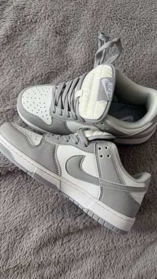 Zapatillas Nike grises y blancas