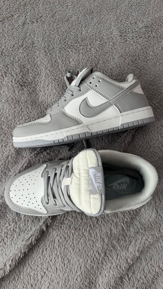 Zapatillas Nike grises y blancas