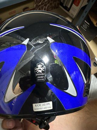 Casco de moto azul y negro