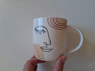 Taza de cerámica con diseño abstracto