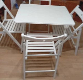 Mesa y 4 Sillas Blancas Plegables