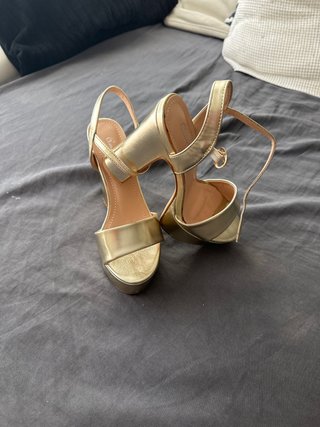 Sandalias doradas de plataforma