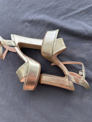 Sandalias doradas de plataforma