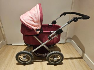 Cochecito de muñecas rosa y granate