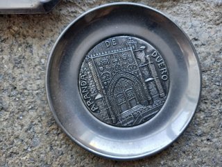 Ceniceros metálicos vintage con relieve