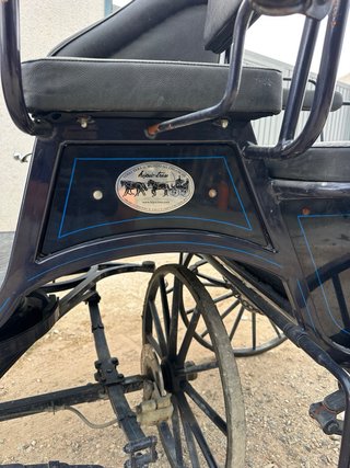 Carruaje de caballos negro