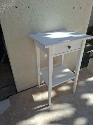 Mesita de noche blanca de madera