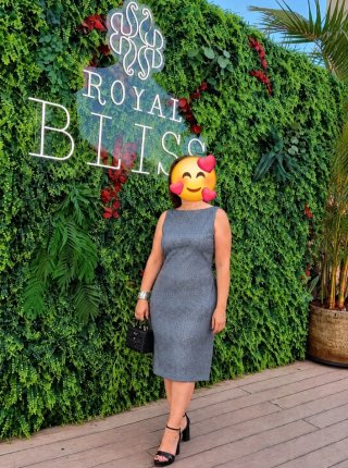 Elegante vestido de cóctel gris