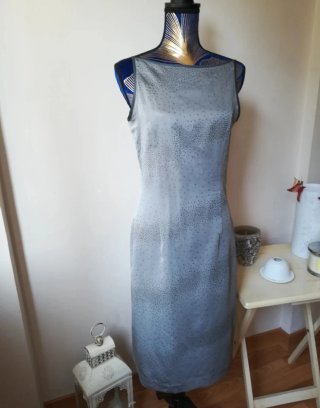Elegante vestido de cóctel gris