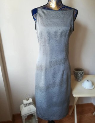 Elegante vestido de cóctel gris