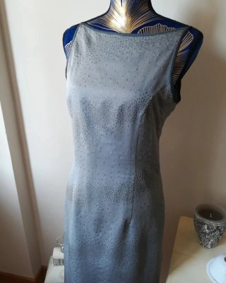 Elegante vestido de cóctel gris