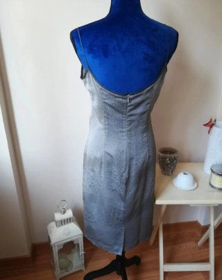 Elegante vestido de cóctel gris