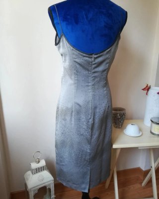 Elegante vestido de cóctel gris