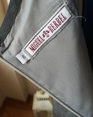 Elegante vestido de cóctel gris