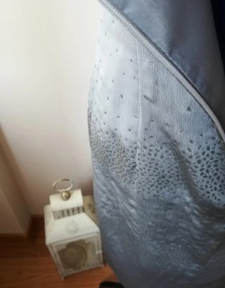 Elegante vestido de cóctel gris