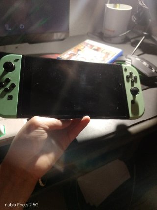 Nintendo Switch Negra con Joysticks Verdes