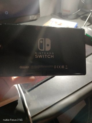 Nintendo Switch Negra con Joysticks Verdes