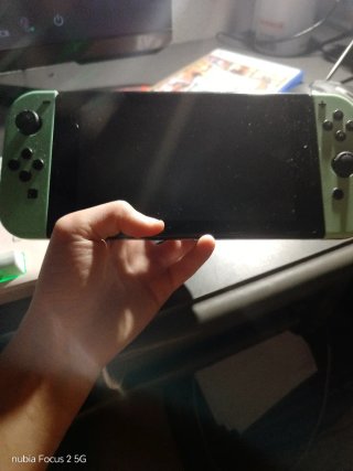 Nintendo Switch Negra con Joysticks Verdes
