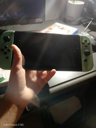 Nintendo Switch Negra con Joysticks Verdes