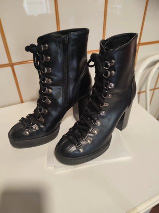 Botas Mari Paz negras con cordones