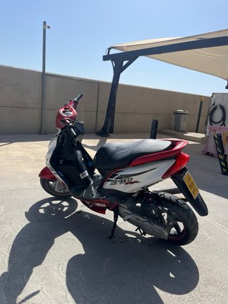 Yamaha Jog RR Roja y Blanca