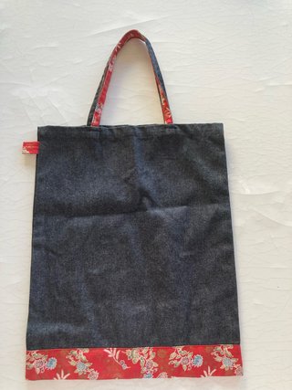 Bolso vaquero detalles tela roja tipo patchwork