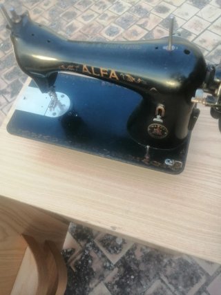 Máquina de coser Alfa antigua