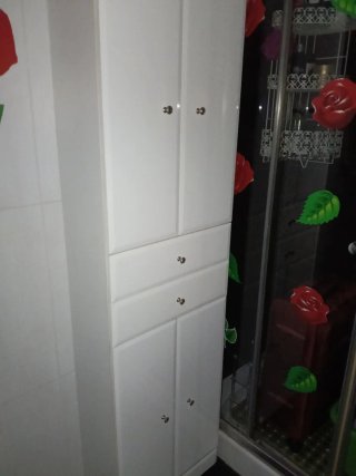 Mueble estrecho blanco para baño