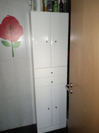Mueble estrecho blanco para baño