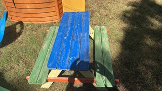 Conjunto juegos infantil: casita, mesa, balancín