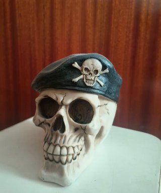Adorno calavera con boina y calavera cruzada