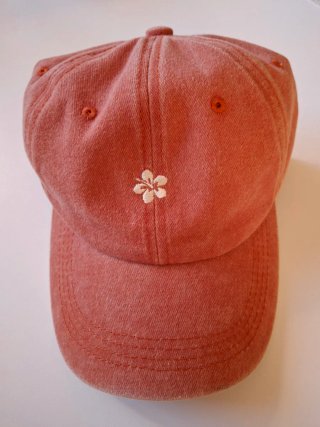 Gorra naranja con flor bordada
