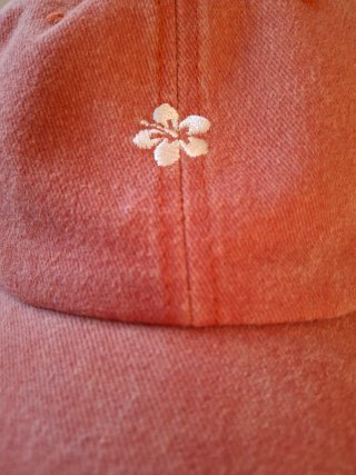 Gorra naranja con flor bordada