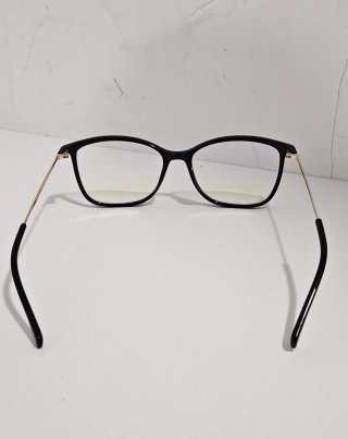 Montura de gafas negra y dorada