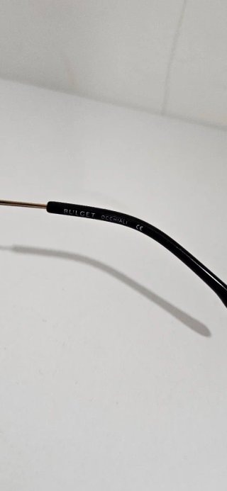 Montura de gafas negra y dorada