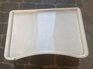 Mesa auxiliar plegable de cama