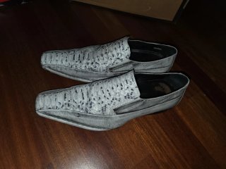 Mocasines grises y blancos