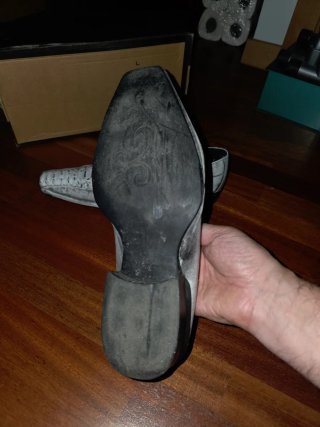 Mocasines grises y blancos