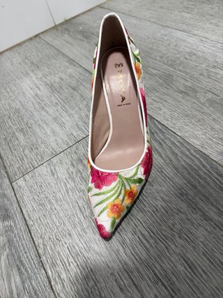 Zapatos blancos tacón flores bordadas