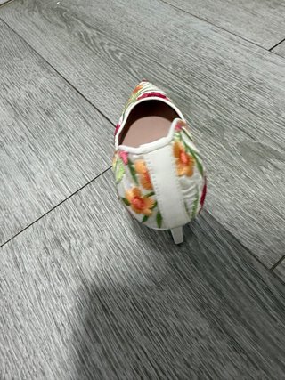 Zapatos blancos tacón flores bordadas