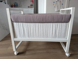 Minicuna madera blanca con ruedas + vestidura
