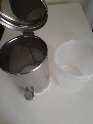 Cubo metálico con pedal.