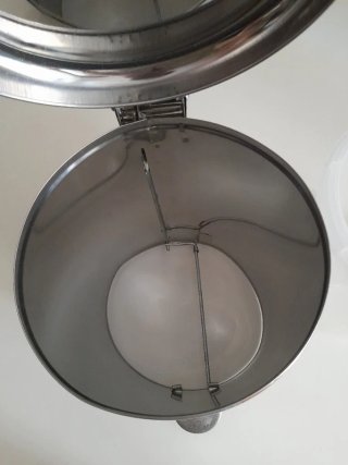 Cubo metálico con pedal.