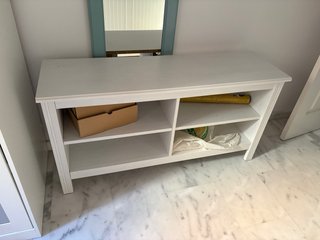 Mueble bajo blanco de madera