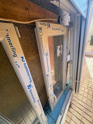 Ventana PVC Oscilobatiente con Persiana y mosquite