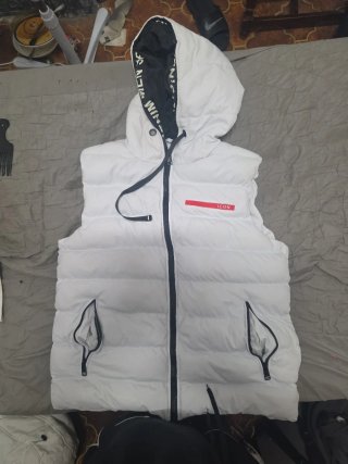 Chaleco acolchado blanco con capucha
