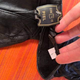 Guantes de piel negra nuevos