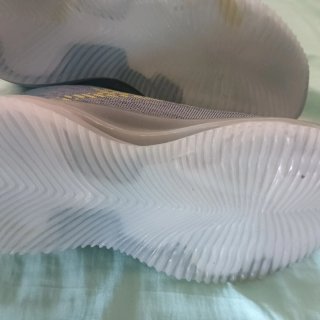 Zapatillas deportivas grises y amarillas