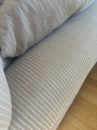 Sofá de tela beige y multicolor